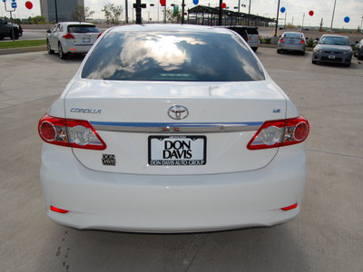 toyota corolla 2011 white sedan le gasoline 4 cylinders front wheel drive automatic 76011