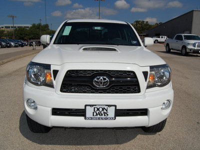 toyota tacoma 2011 white v6 gasoline 6 cylinders 4 wheel drive automatic 76011