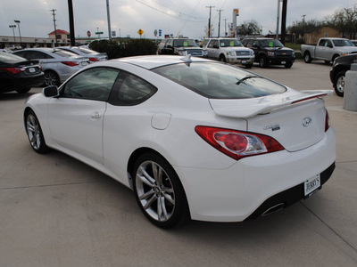 hyundai genesis coupe 2012 white coupe 3 8 track gasoline 6 cylinders rear wheel drive 6 speed manual 76087
