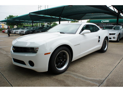 chevrolet camaro 2012 white coupe gasoline 6 cylinders rear wheel drive not specified 76051