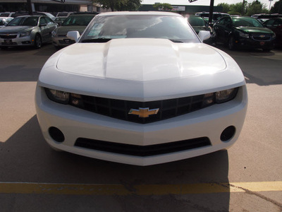 chevrolet camaro 2012 summ white coupe ls gasoline 6 cylinders rear wheel drive not specified 76051