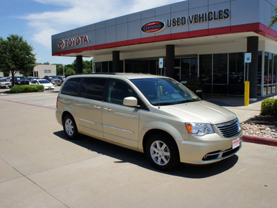 chrysler town and country 2011 gold van flex fuel 6 cylinders front wheel drive automatic 76053