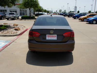 volkswagen jetta 2012 brown sedan se gasoline 5 cylinders front wheel drive automatic 76053