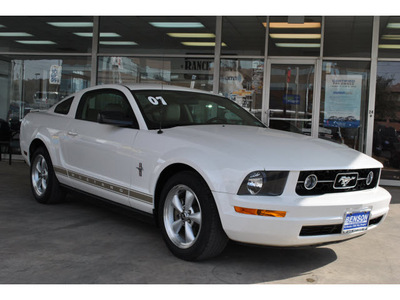 ford mustang 2007 white coupe v6 deluxe gasoline 6 cylinders rear wheel drive automatic 78216