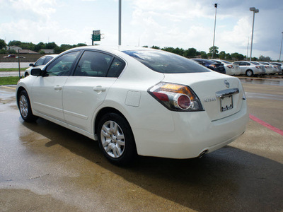 nissan altima 2012 white sedan 2 5 gasoline 4 cylinders front wheel drive cont  variable trans  75150