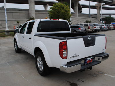 nissan frontier 2011 white gasoline 6 cylinders 2 wheel drive automatic 75034