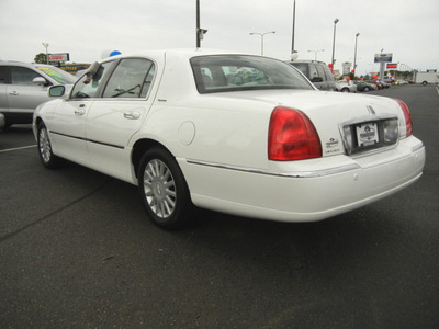 lincoln town car 2005 white sedan signature gasoline 8 cylinders rear wheel drive 4 speed automatic 56301
