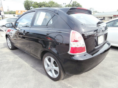 hyundai accent 2009 black hatchback se gasoline 4 cylinders front wheel drive 5 speed manual 13502