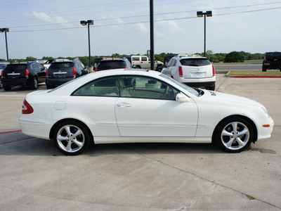mercedes benz clk class 2005 white coupe clk320 gasoline 6 cylinders rear wheel drive automatic 76087