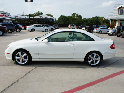 mercedes benz clk class 2005 white coupe clk320 gasoline 6 cylinders rear wheel drive automatic 76087