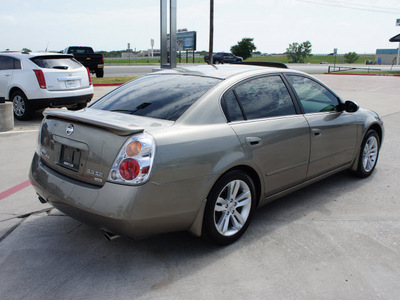 nissan altima 2002 gold sedan 3 5 se gasoline 6 cylinders front wheel drive 5 speed manual 76087