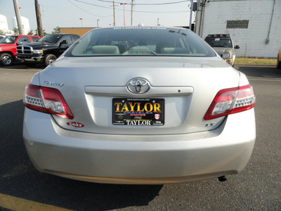 toyota camry 2011 silver sedan le gasoline 4 cylinders front wheel drive automatic 60915