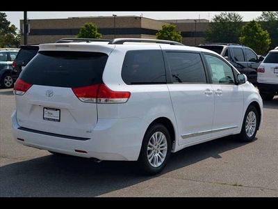 toyota sienna 2012 white van 2012 toyota sienna xle v6 8 passeng gasoline 6 cylinders front wheel drive 6 speed automatic 46219