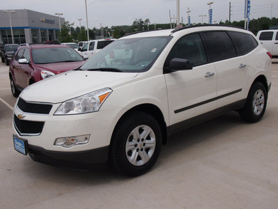 chevrolet traverse 2012 white ls gasoline 6 cylinders front wheel drive automatic 77304