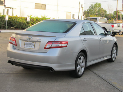 toyota camry 2011 silver sedan se gasoline 4 cylinders front wheel drive automatic with overdrive 77074