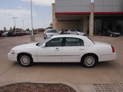 lincoln town car 2003 white sedan signature gasoline 8 cylinders sohc rear wheel drive automatic 76049