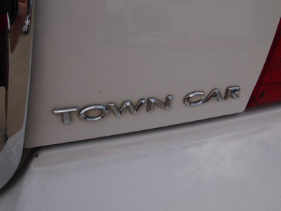 lincoln town car 2003 white sedan signature gasoline 8 cylinders sohc rear wheel drive automatic 76049