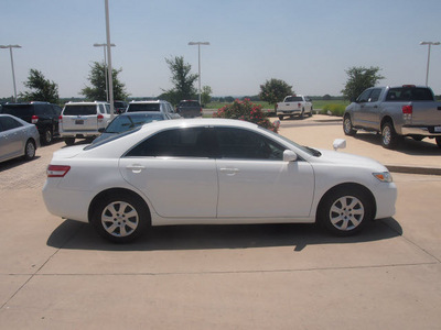 toyota camry 2010 white sedan le gasoline 4 cylinders front wheel drive automatic 76049