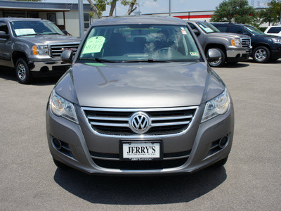volkswagen tiguan 2009 gray suv 2 0t gasoline 4 cylinders front wheel drive shiftable automatic 76087