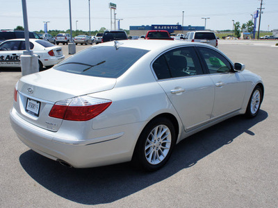 hyundai genesis 2011 silver sedan 3 8l v6 gasoline 6 cylinders rear wheel drive shiftable automatic 76087