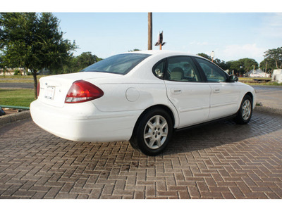 ford taurus 2005 white sedan se gasoline 6 cylinders front wheel drive automatic 78006