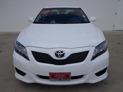 toyota camry 2011 white sedan se gasoline 4 cylinders front wheel drive automatic 78577