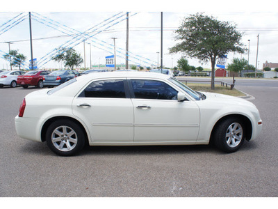 chrysler 300 2007 white sedan gasoline 6 cylinders rear wheel drive automatic 78539