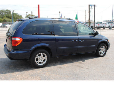 dodge grand caravan 2004 dk  blue van sxt gasoline 6 cylinders front wheel drive automatic 77008