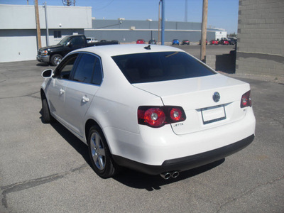 volkswagen jetta 2009 white sedan gasoline 5 cylinders front wheel drive automatic 79925