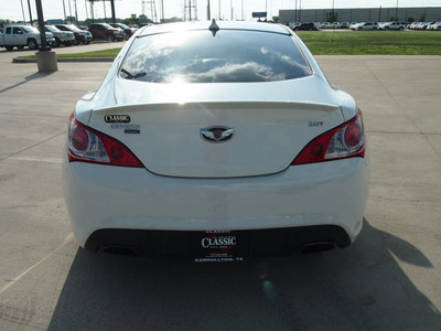hyundai genesis coupe 2011 white coupe 2 0t gasoline 4 cylinders rear wheel drive automatic 75007
