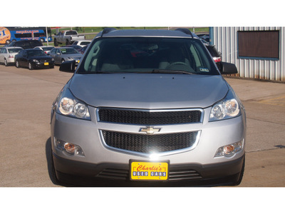 chevrolet traverse 2010 silver suv ls gasoline 6 cylinders front wheel drive automatic with overdrive 77340