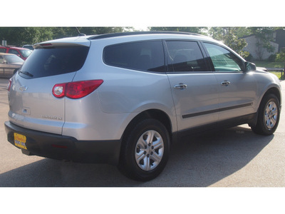 chevrolet traverse 2010 silver suv ls gasoline 6 cylinders front wheel drive automatic with overdrive 77340