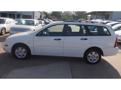 ford focus 2007 white wagon zxw se gasoline 4 cylinders front wheel drive automatic with overdrive 77340