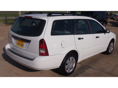 ford focus 2007 white wagon zxw se gasoline 4 cylinders front wheel drive automatic with overdrive 77340