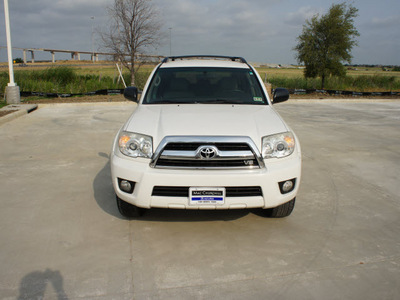 toyota 4runner 2006 white suv sr5 sport gasoline 8 cylinders rear wheel drive automatic 76137