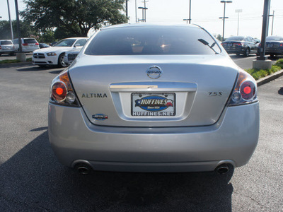nissan altima 2009 silver sedan 2 5 s gasoline 4 cylinders front wheel drive shiftable automatic 75075