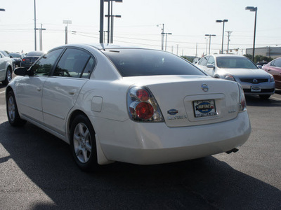 nissan altima 2005 white sedan 2 5 s gasoline 4 cylinders front wheel drive automatic 75075