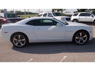 chevrolet camaro 2010 white coupe lt gasoline 6 cylinders rear wheel drive automatic with overdrive 77802