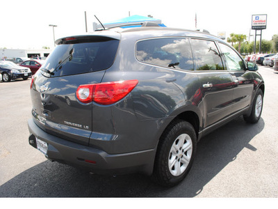 chevrolet traverse 2009 gray suv gasoline 6 cylinders front wheel drive automatic with overdrive 77581