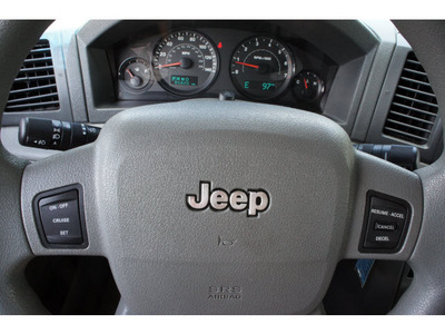 jeep grand cherokee 2005 white suv laredo gasoline 8 cylinders rear wheel drive automatic 78205