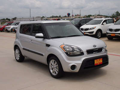 kia soul 2012 silver hatchback soul gasoline 4 cylinders front wheel drive automatic 77375