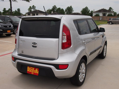 kia soul 2012 silver hatchback soul gasoline 4 cylinders front wheel drive automatic 77375