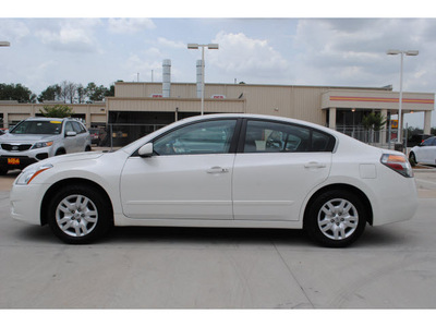 nissan altima 2012 white sedan 2 5 s gasoline 4 cylinders front wheel drive automatic 77375