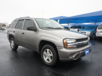 chevrolet trailblazer 2005 gray suv ls gasoline 6 cylinders rear wheel drive 5 speed with overdrive 76234