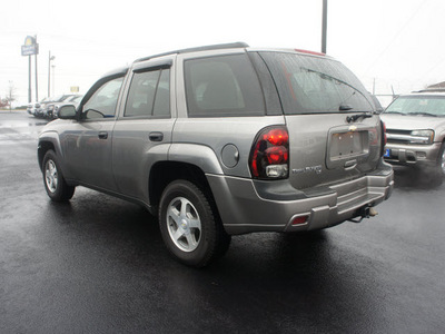 chevrolet trailblazer 2005 gray suv ls gasoline 6 cylinders rear wheel drive 5 speed with overdrive 76234