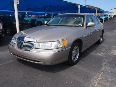 lincoln town car 2002 gold sedan signature gasoline 8 cylinders rear wheel drive automatic 76234