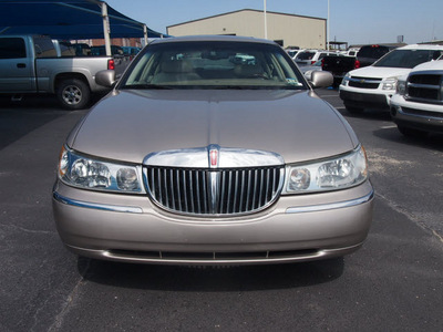 lincoln town car 2002 gold sedan signature gasoline 8 cylinders rear wheel drive automatic 76234
