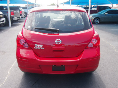 nissan versa 2011 red hatchback 1 8 gasoline 4 cylinders front wheel drive automatic 76234