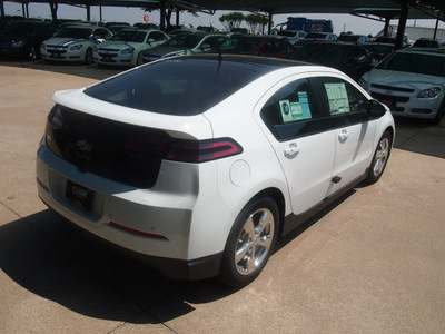chevrolet volt 2012 summ white hatchback premium i 4 cylinders front wheel drive not specified 76051