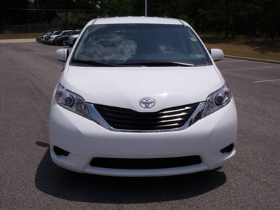 toyota sienna 2011 white van le 8 passenger gasoline 6 cylinders front wheel drive automatic 75604